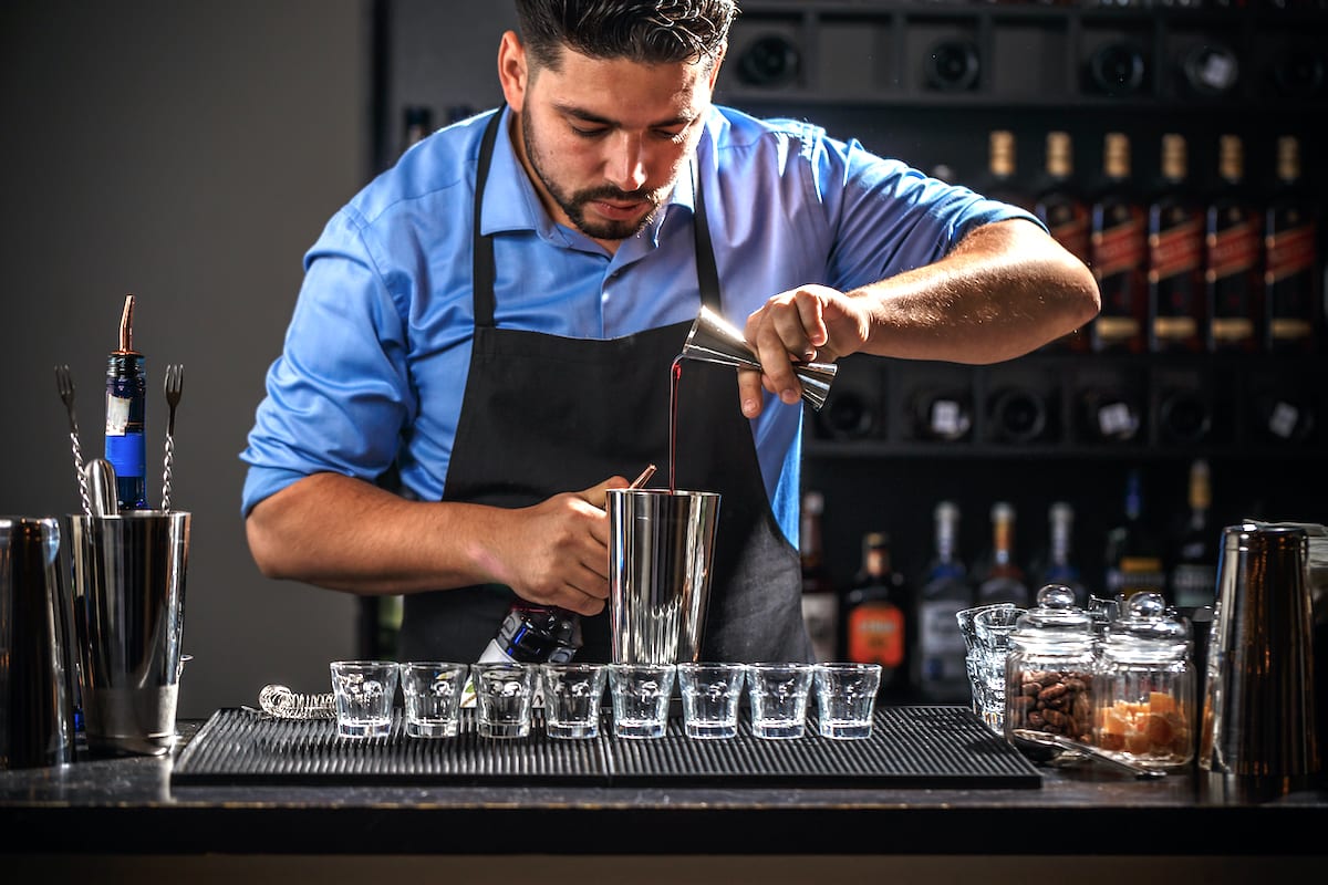 Kahlua Cocktails - Cocktails mit Kaffeelikör 2 Barkeeper mit ein kahlua-cocktail