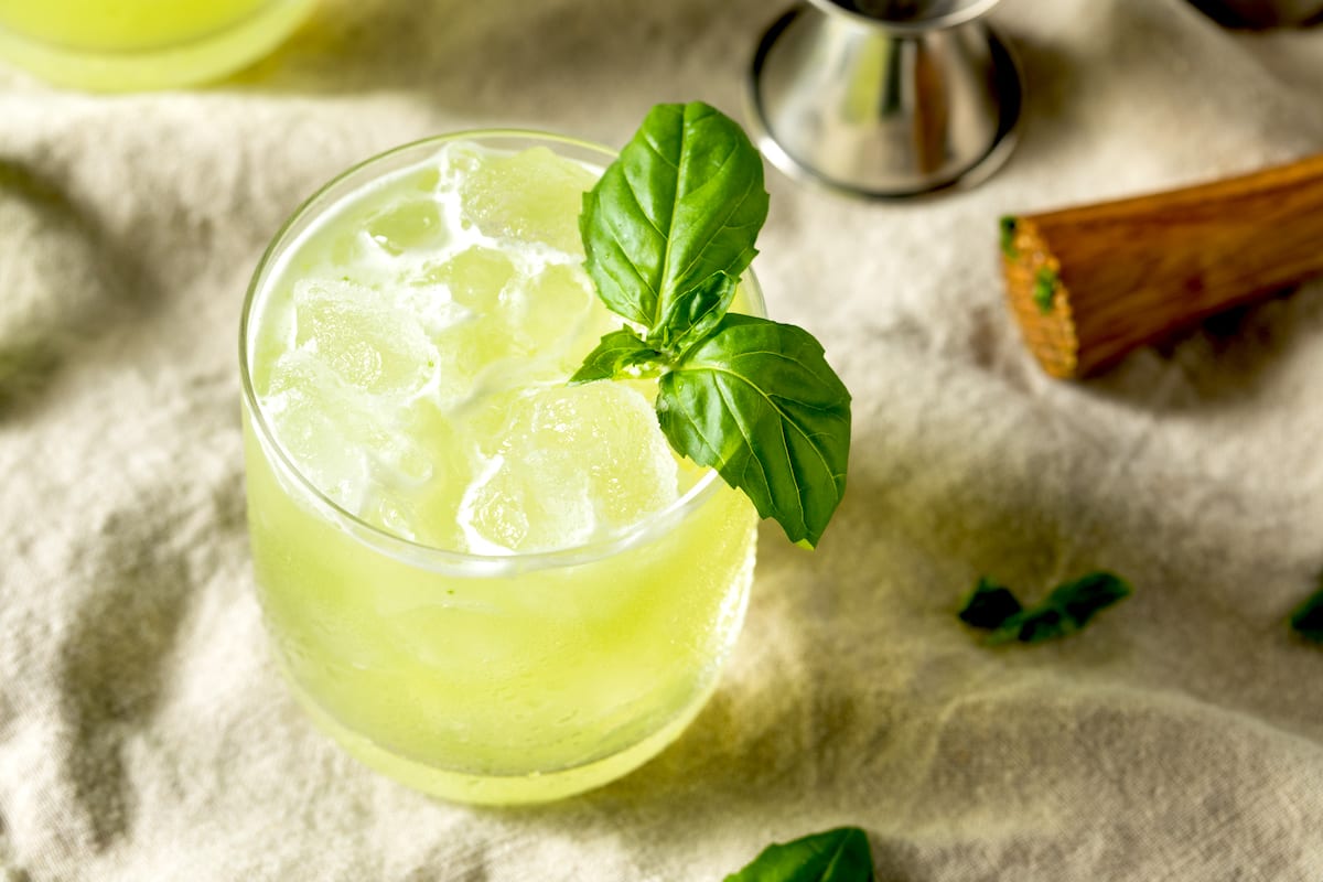 Gin Basil Smash – ein junger Cocktail aus Deutschland 1 Hausgemachte-alkoholische-gin-basil-smash