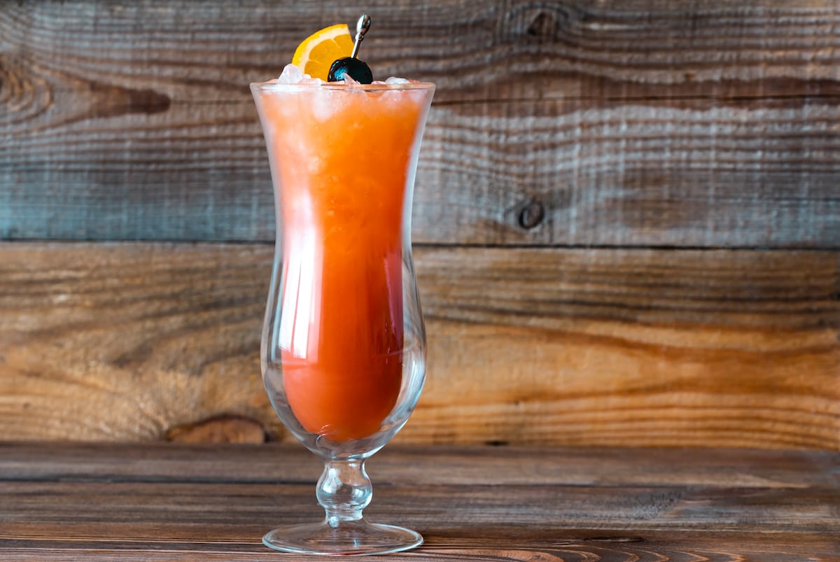 Tiki Cocktails - Rezepte die man kennen sollte 3 Ein glas hurricane cocktail mit orange
