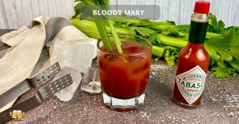 Klassischer bloody mary mit tomatensaft