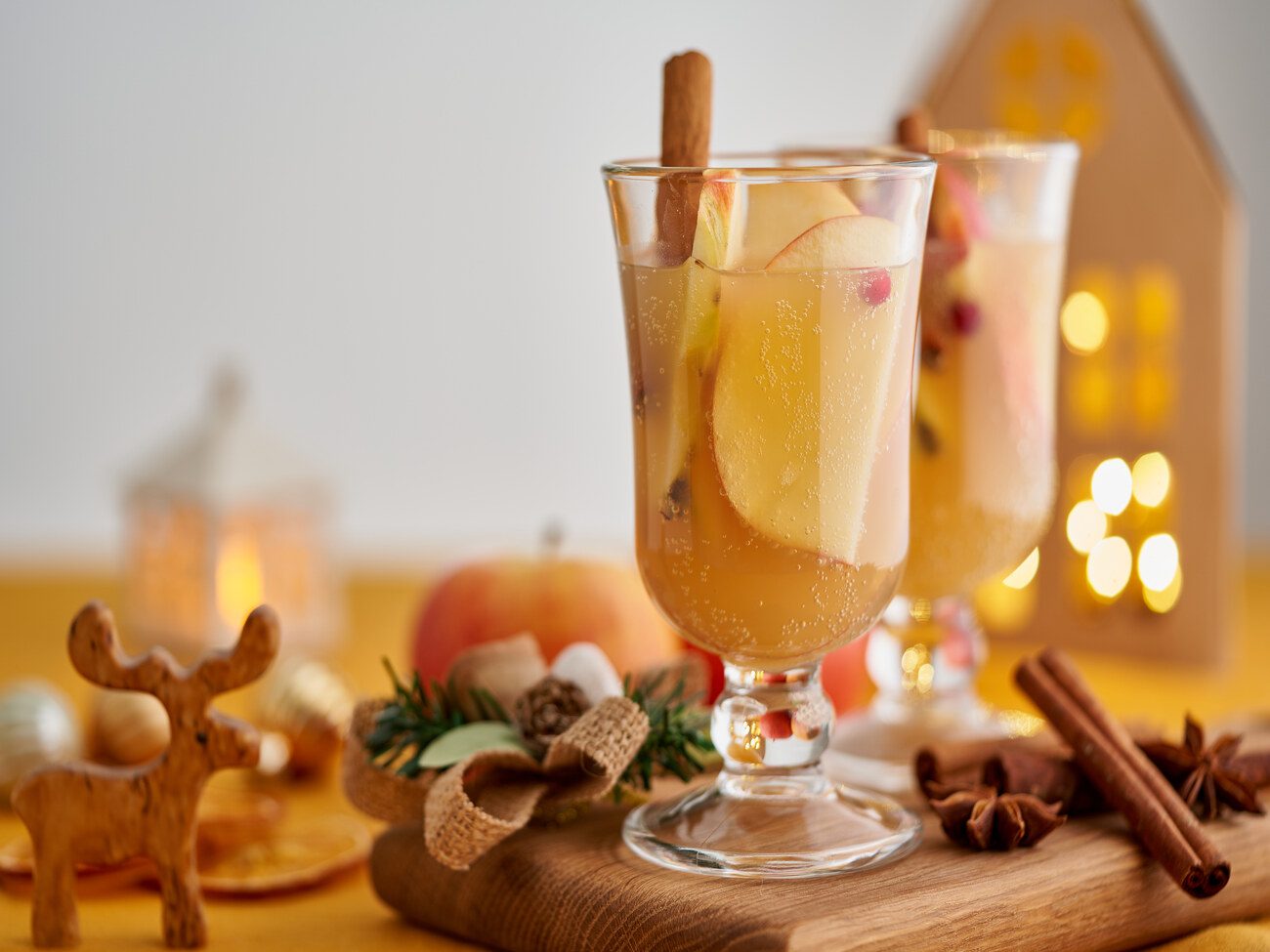 Weihnachtscocktails - 15 leckere Drinks für die Winterzeit 2 Weißer glühwein mit apfel