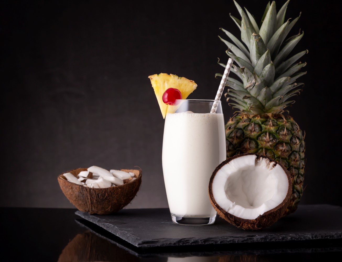 Virgin Colada - Tropischer Genuss ohne Alkohol 1 Virgin colada mit kokosnuss auf steinplatte