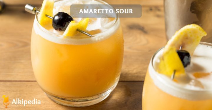 Amaretto sour auf holzplatte