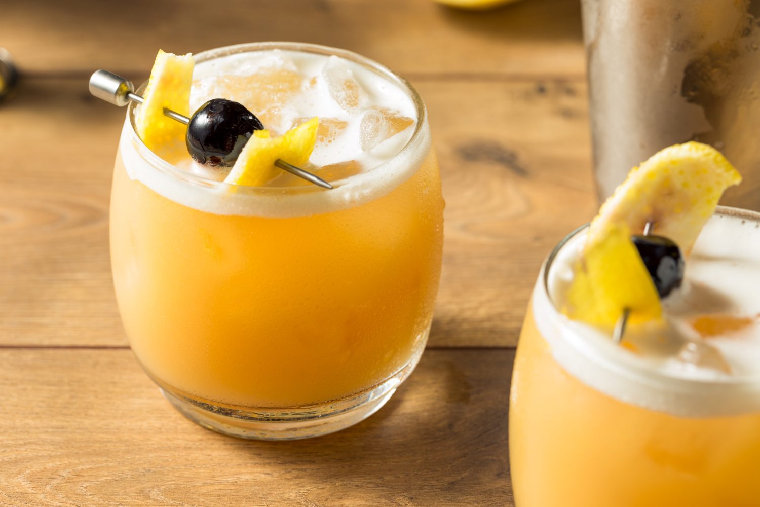 Amaretto Sour – Genuss nach italienischer Art 1 Amaretto sour auf holzplatte