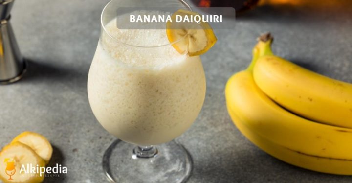 Banana daiquiri auf steinplatte mit bananen