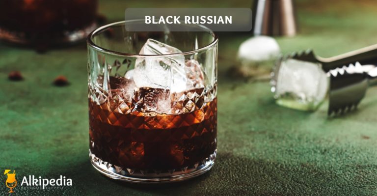 Black russian auf grüner oberfläche