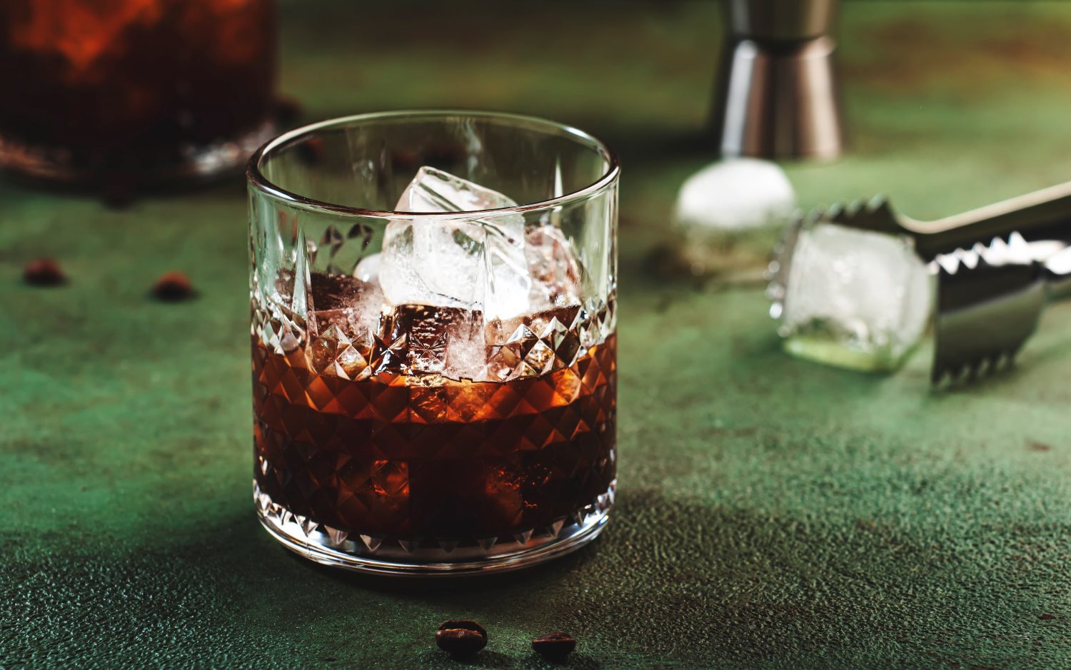 Black Russian - Kaffee mal anders 1 Black russian auf grüner oberfläche