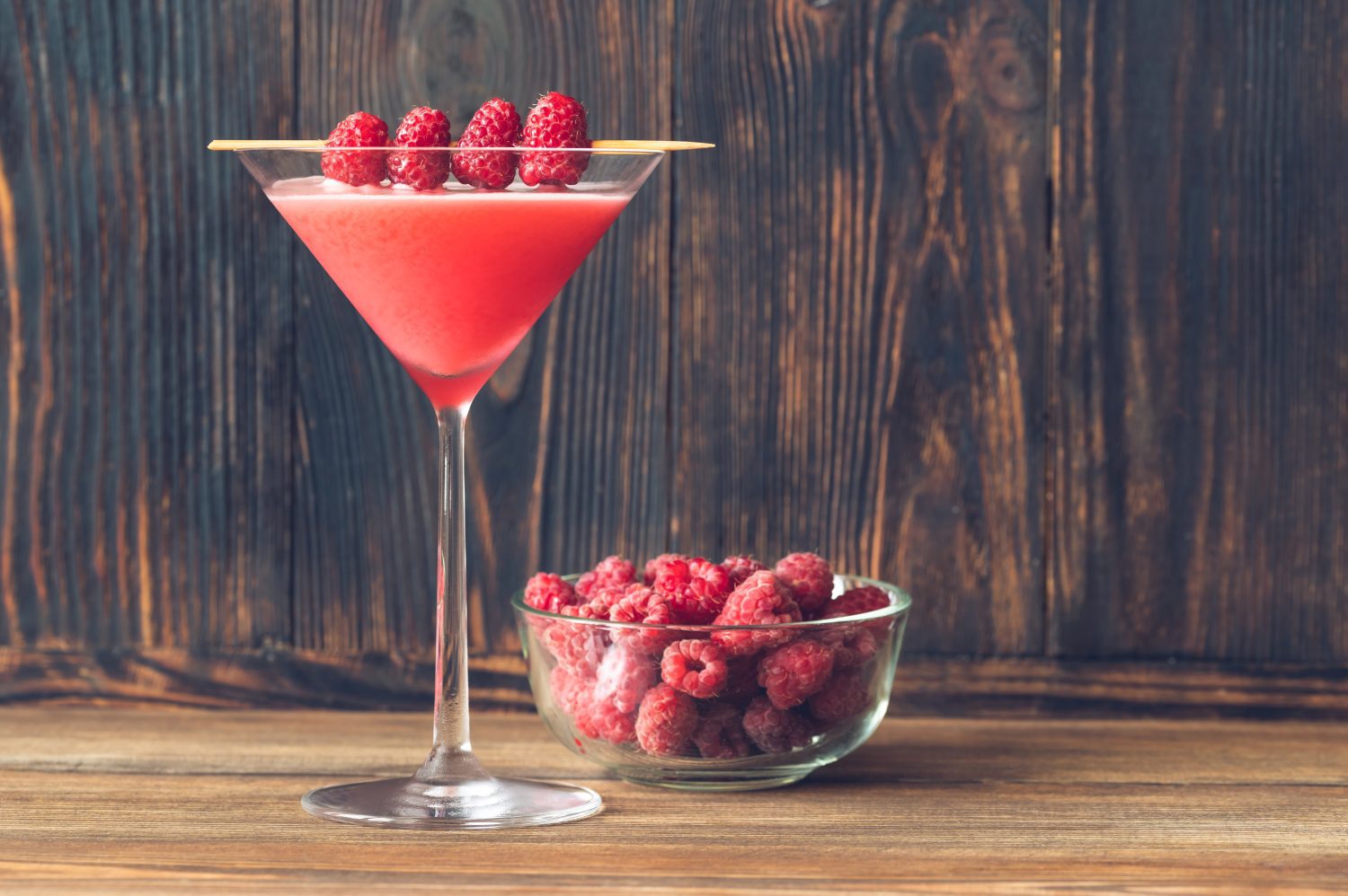 Clover Club - Frühlingsgefühle in einem Glas 1 Clover club cocktail auf holzplatte