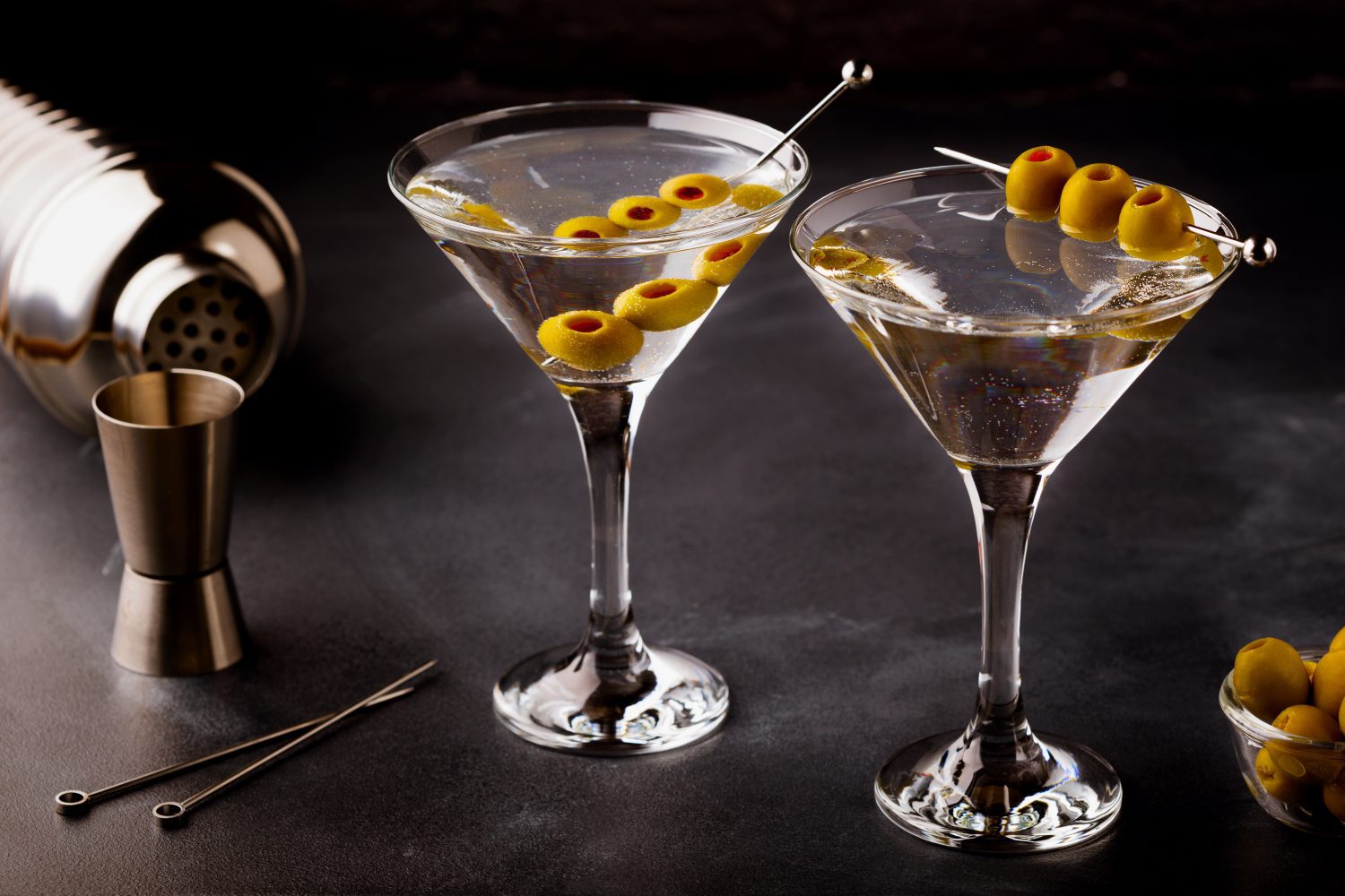 Dry Martini - Cocktail Genuss wie im Film 1 Dry martini auf steinplatte