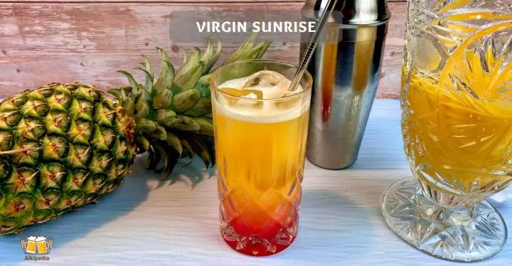 Alkoholfreier virigin sunrise mit ananas und orangensaft