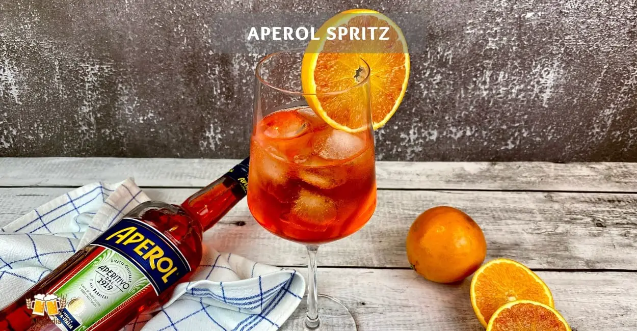 Aperol spritz cocktail mit orange
