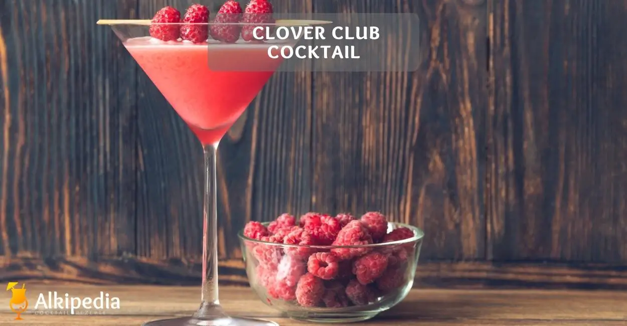 Clover club cocktail auf holzplatte