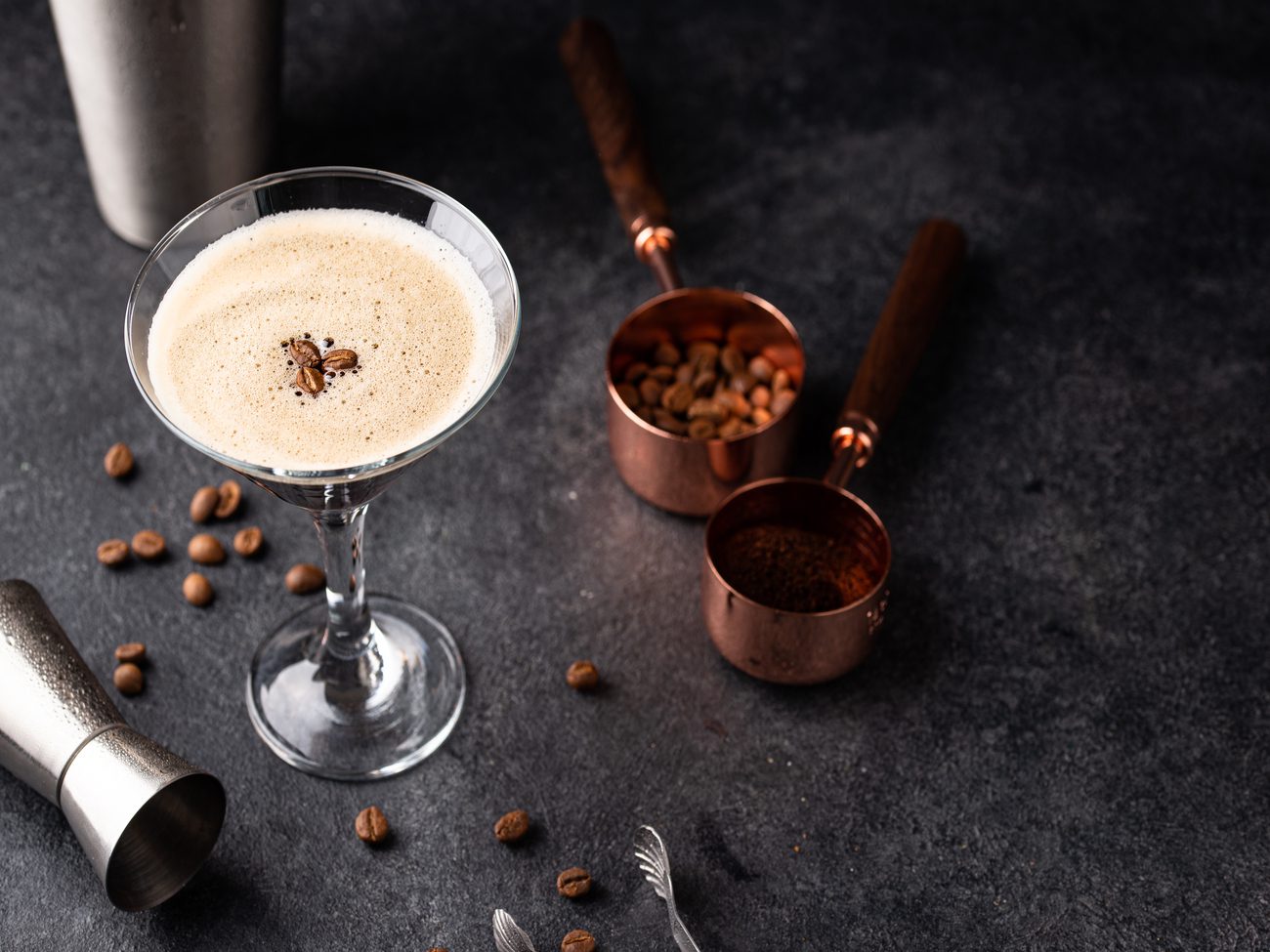Espresso martini mit deko kaffeebohnen