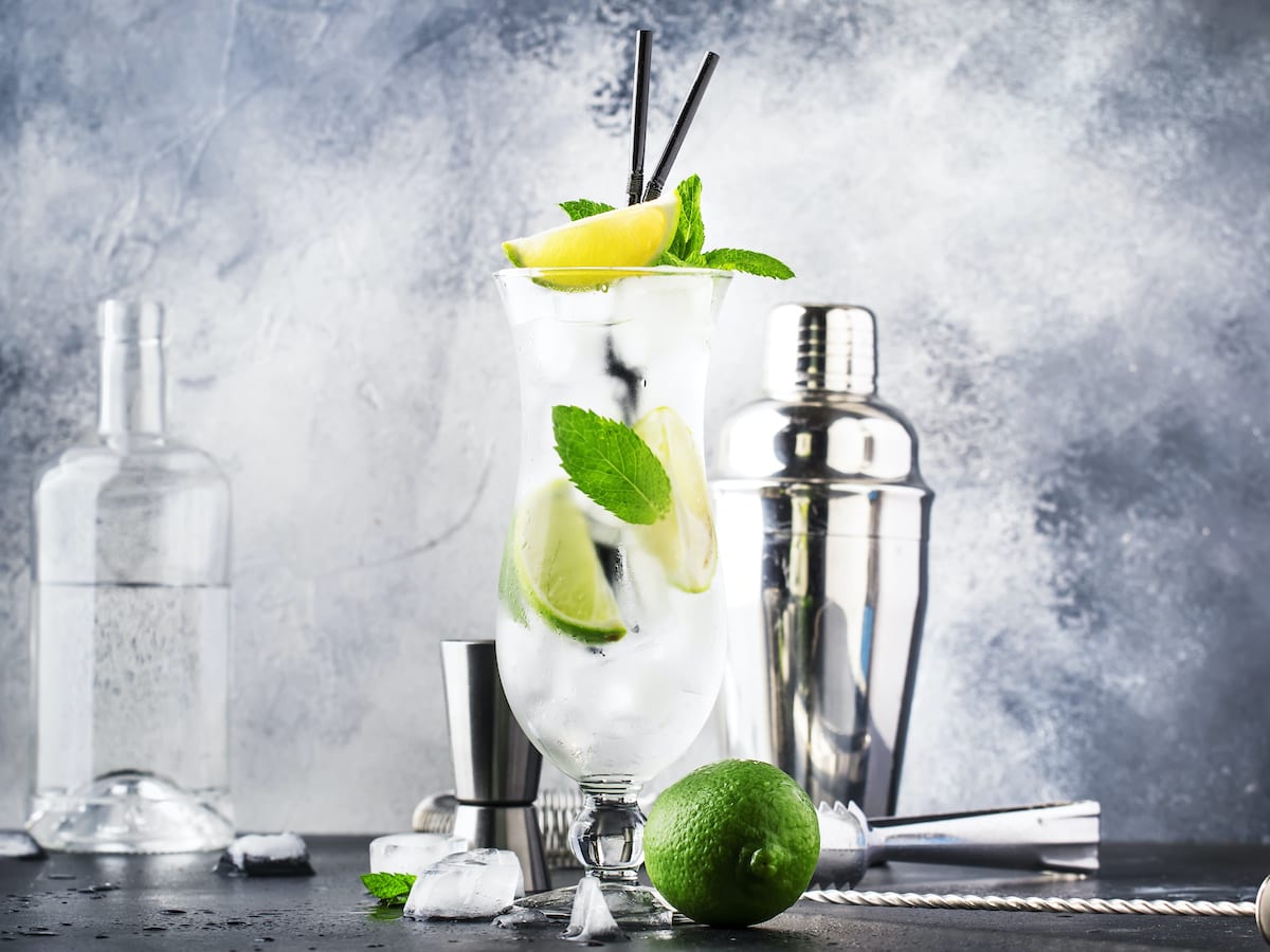 Lime-caipirinha-klassischer-brasilianischer-alkoholischer-cocktail-mit-zuckerrohr-wodka-cachasa-zuckersirup-limettensaft-und-zerstossenem-eis-in-hohem-glas