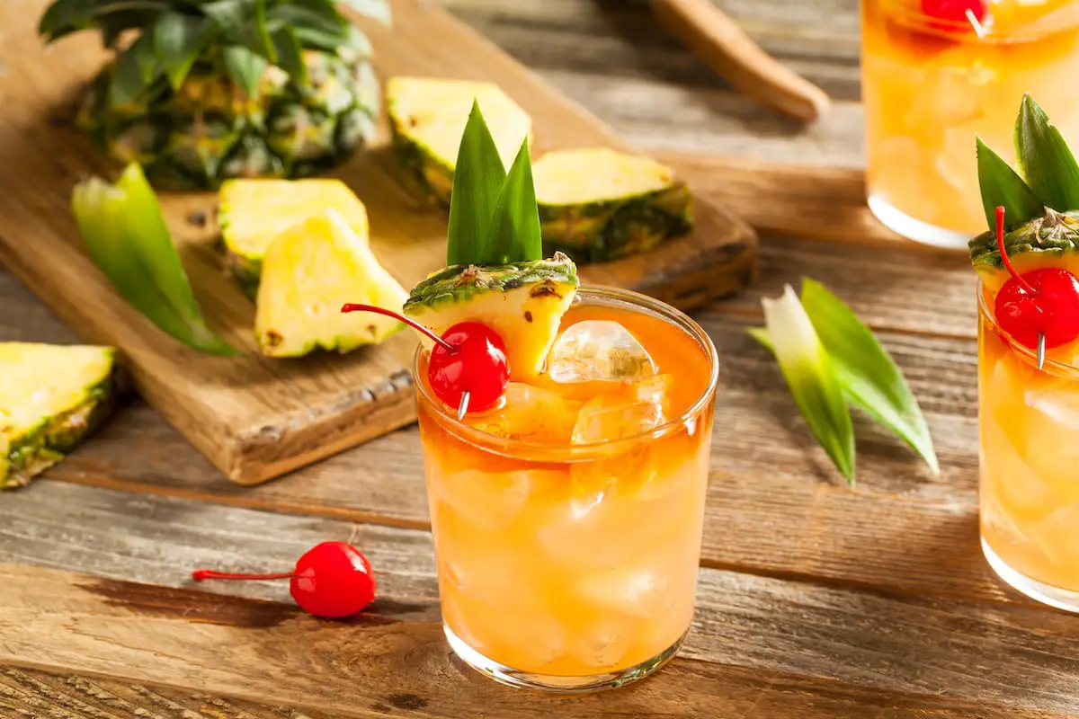 Hausgemachter mai tai cocktail mit ananas, kirsche und rum