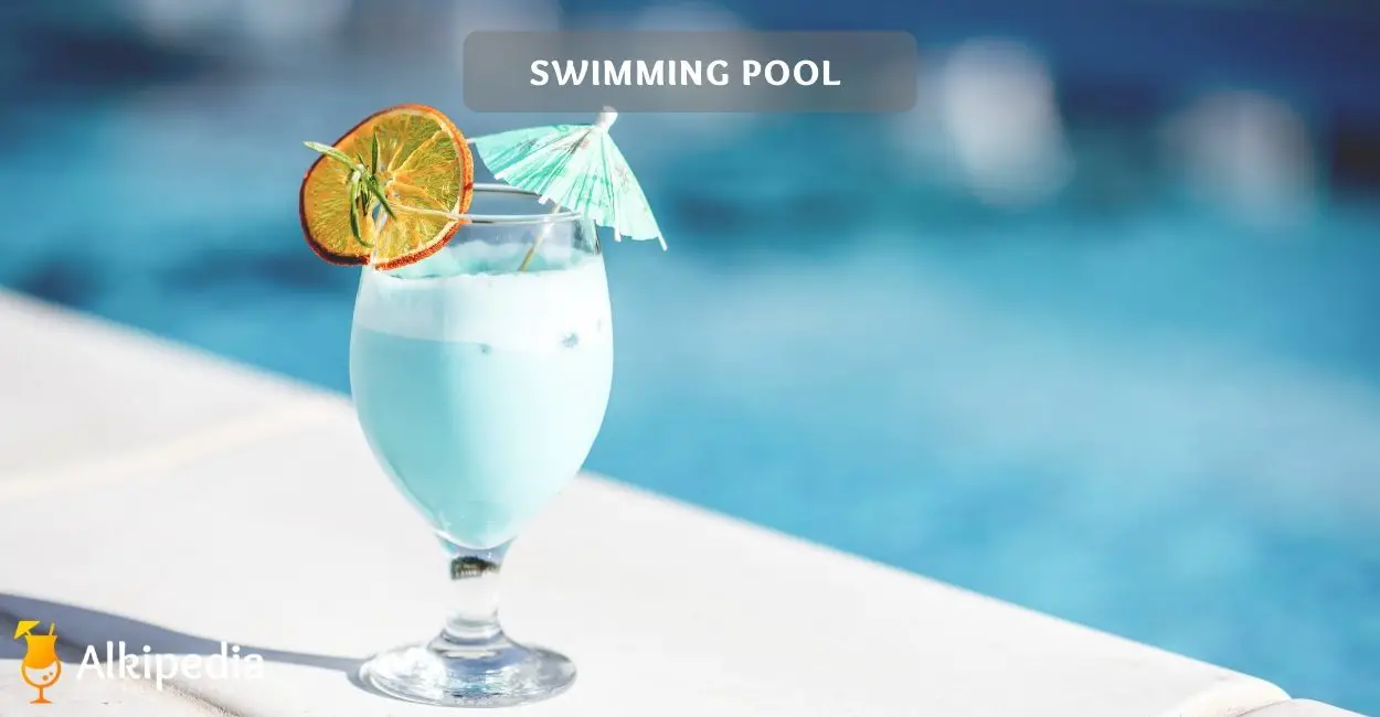 Swimming pool cocktail mit schirm