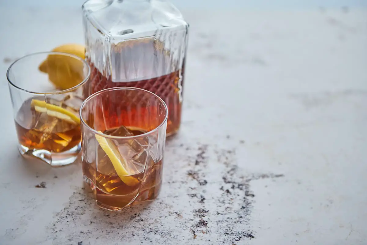 Foto von whisky sour auf einem tisch ohne eiweiß