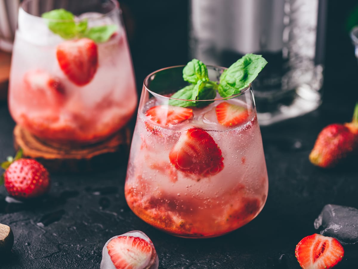 Cocktail mit erdbeeren und gin