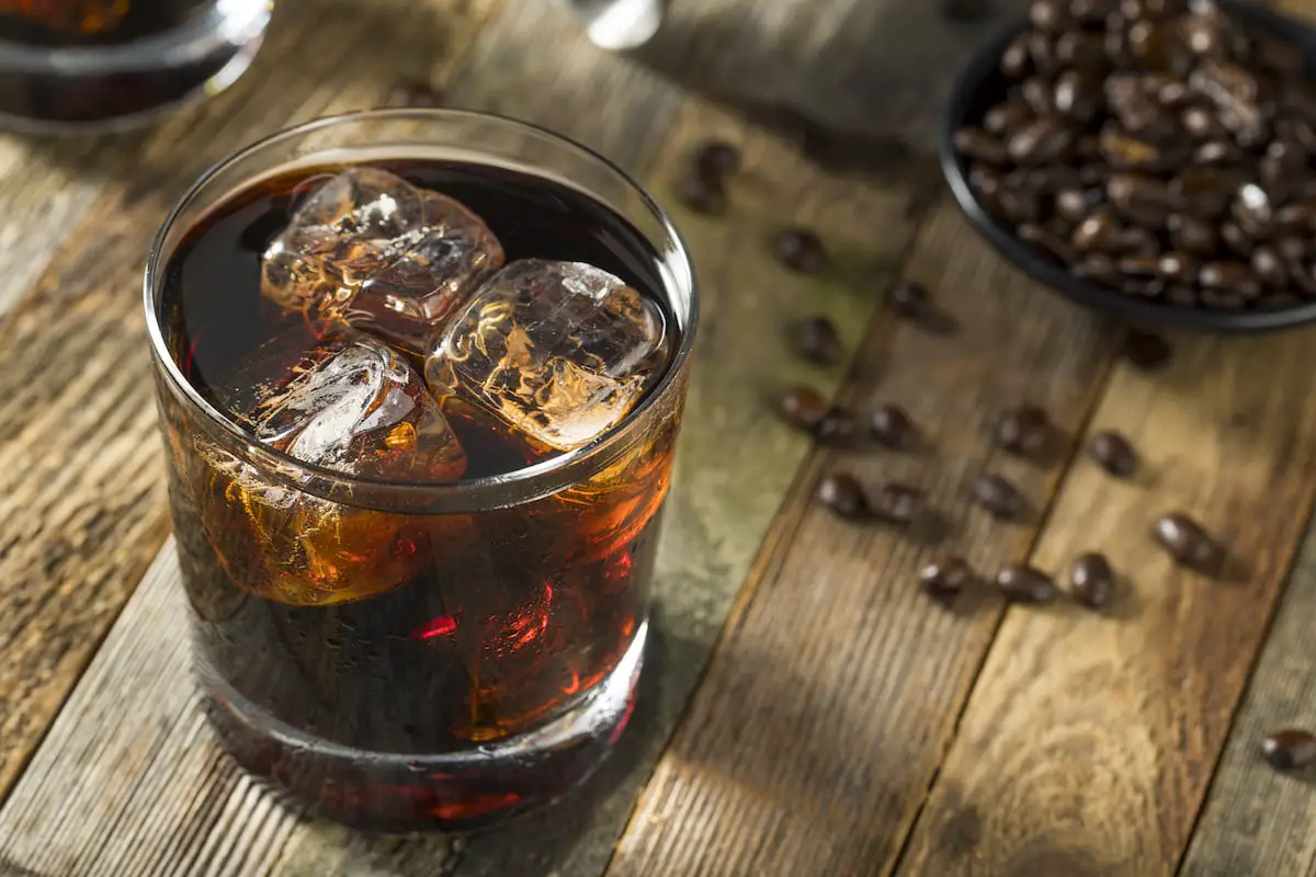 Schwarzer russischer cocktail mit kaffeebohnen