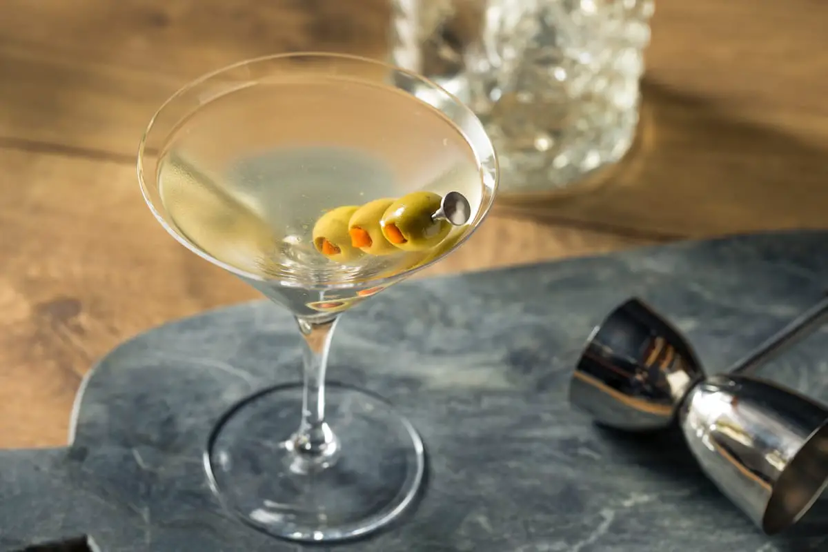 Traditioneller boozy dirty martini