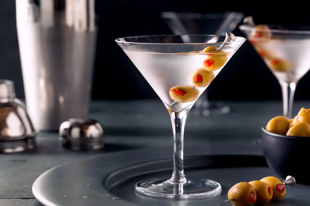 Trockener wodka martini mit olive